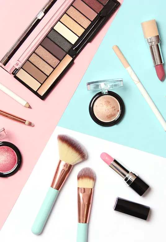 Sélection de produits de maquillage professionnels et conseils adaptés