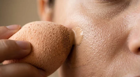 Application professionnelle de fond de teint haute couvrance pour un résultat naturel sans effet plâtre
