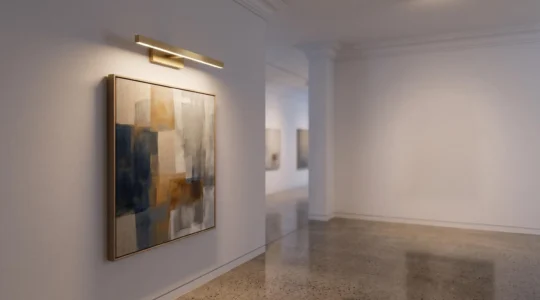 Applique murale LED orientée vers une œuvre d'art dans une galerie intimiste
