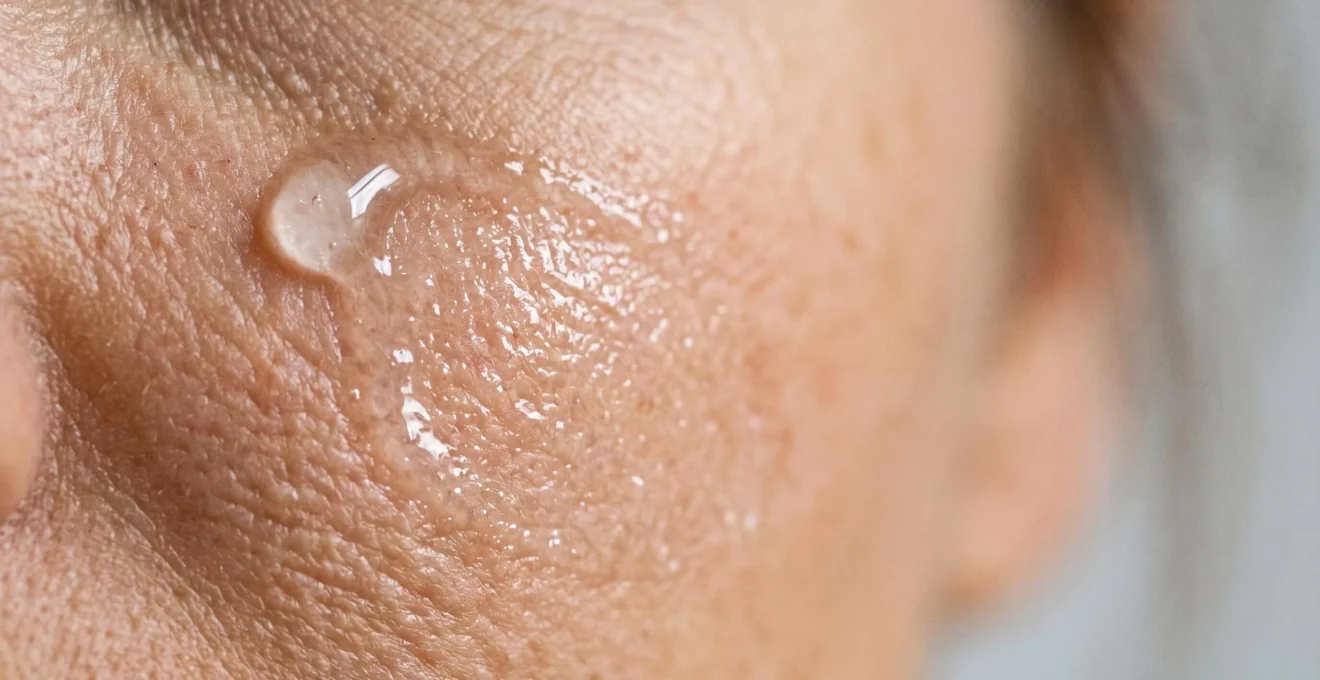 Close-up de texture de base de maquillage transparente avec effet floutant sur peau naturelle