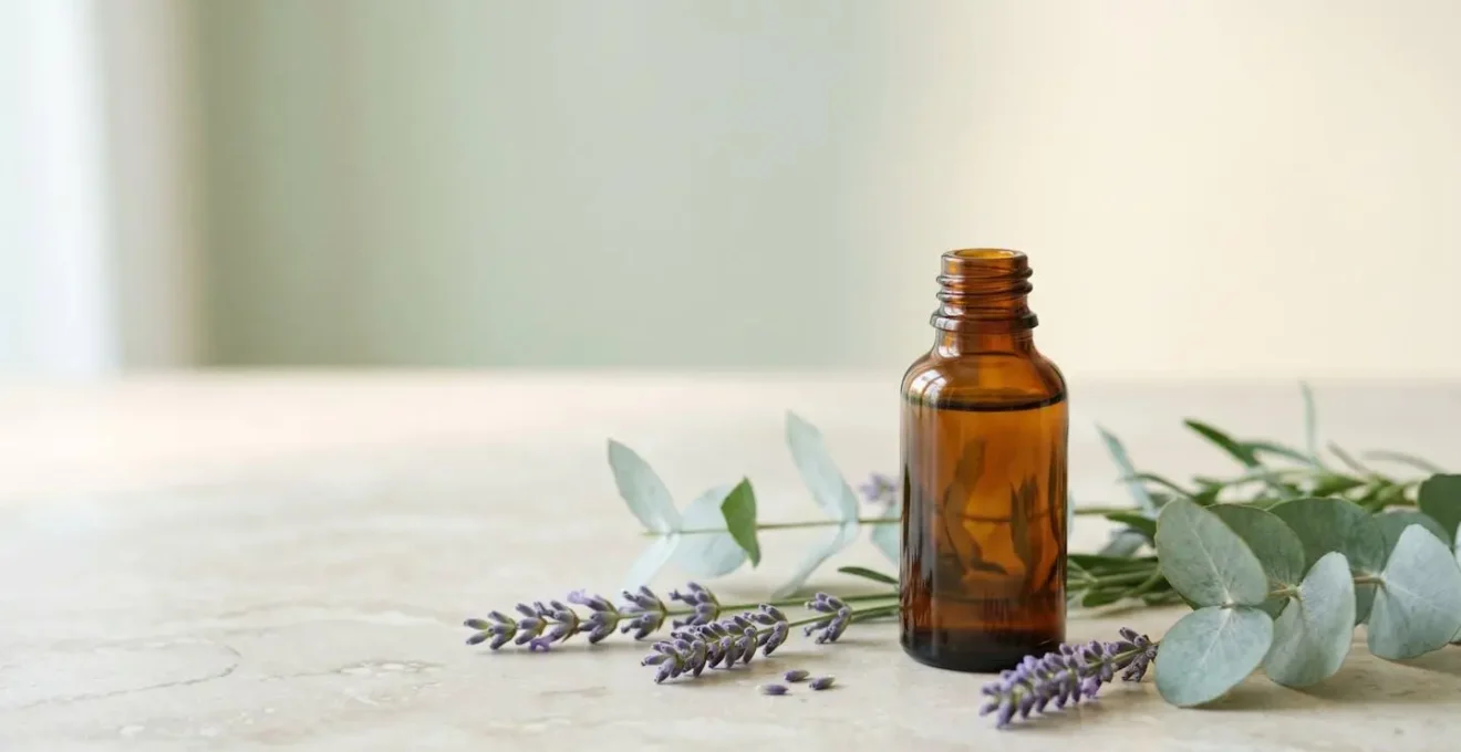 Flacon d'huile essentielle posé sur une surface naturelle avec des éléments végétaux apaisants