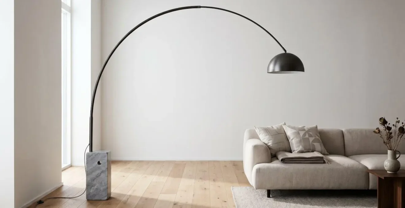 Lampadaire arc design moderne dans un salon épuré avec courbe élégante survolant un canapé