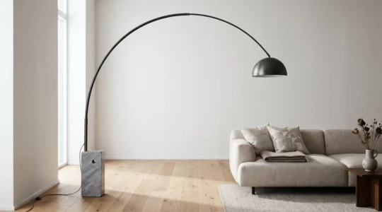 Lampadaire arc design moderne dans un salon épuré avec courbe élégante survolant un canapé