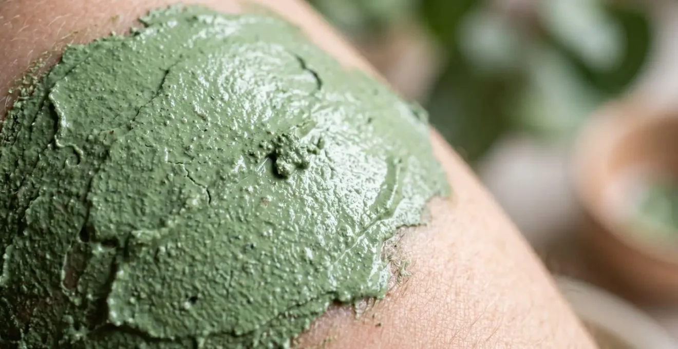 Masque d'argile verte sur peau fraîche avec texture naturelle et minérale
