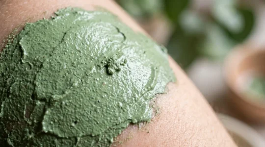 Masque d'argile verte sur peau fraîche avec texture naturelle et minérale
