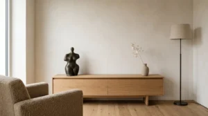 Statuette décorative élégante posée sur console épurée dans un petit espace lumineux avec espace négatif